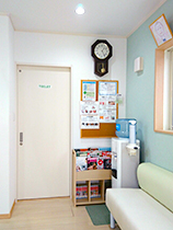 白とグリーンの清潔な待合室