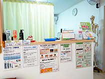 白い受付カウンター